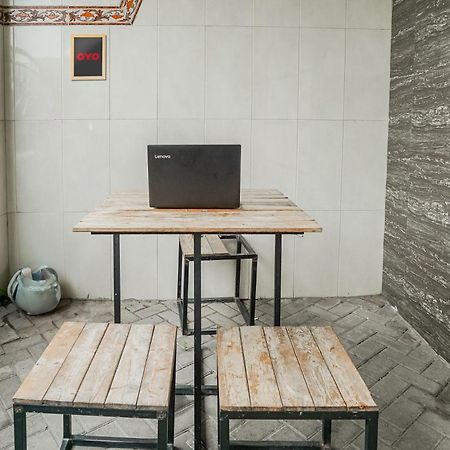 Spot On 93967 Hasna Guest House Syariah Kediri  Exterior foto