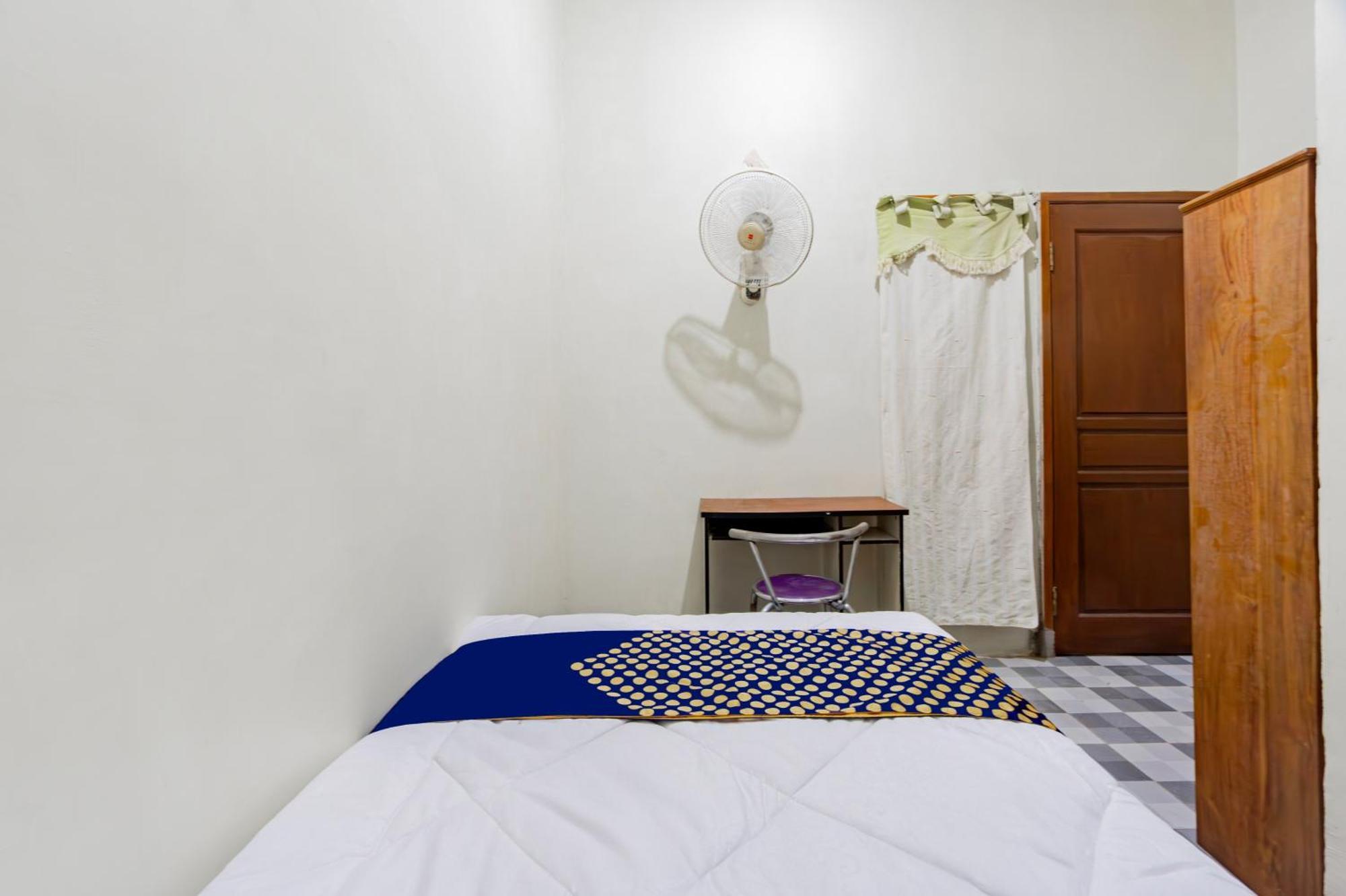 Spot On 93967 Hasna Guest House Syariah Kediri  Exterior foto
