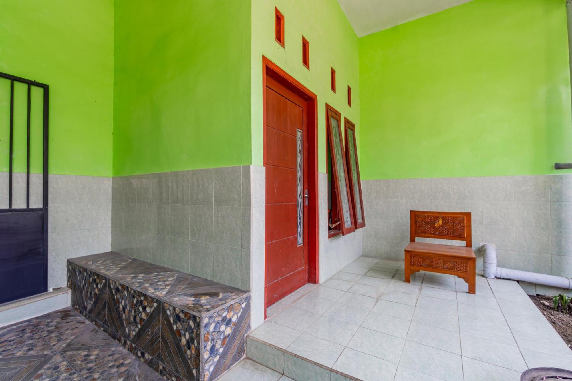 Spot On 93967 Hasna Guest House Syariah Kediri  Exterior foto