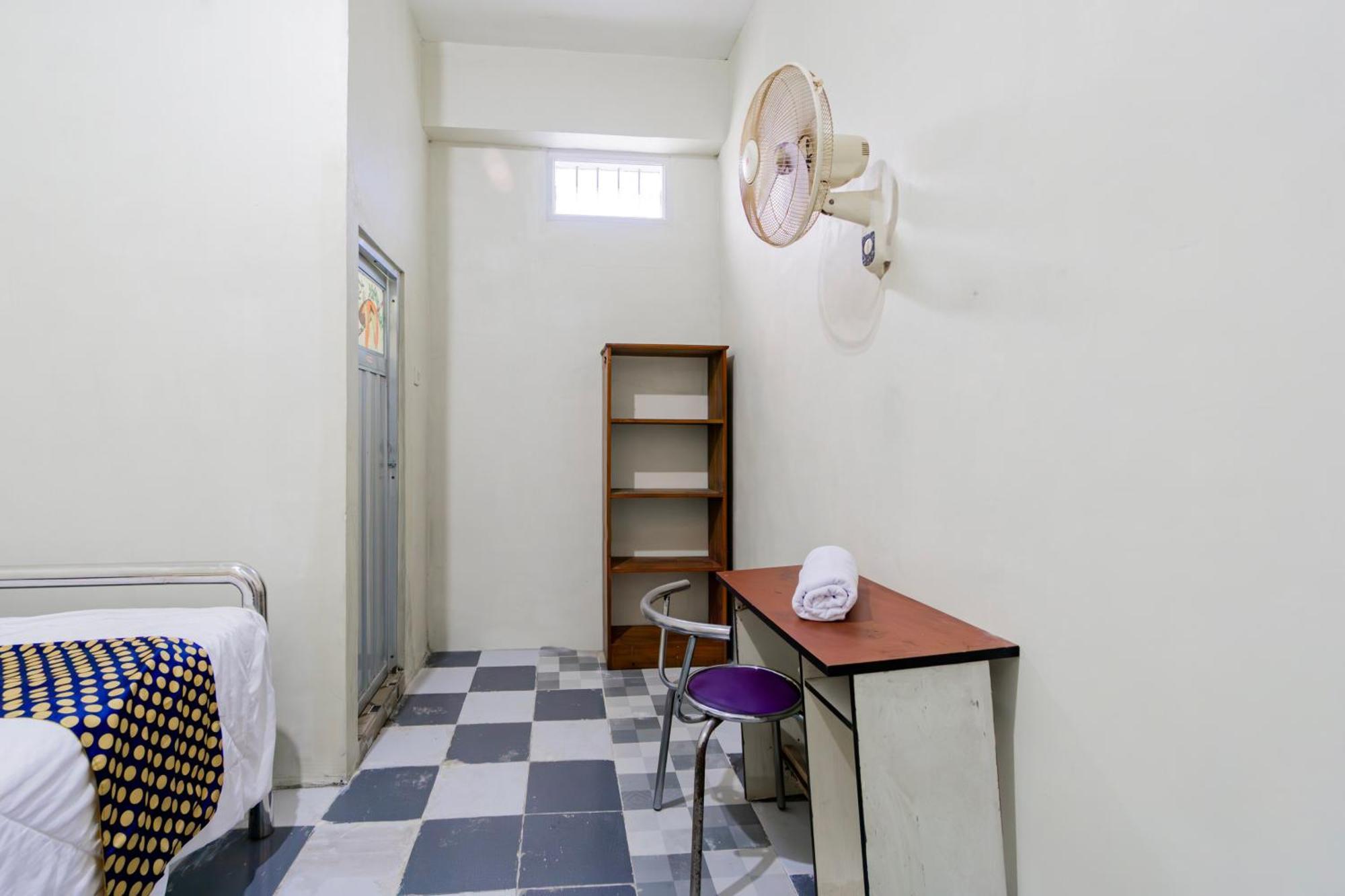 Spot On 93967 Hasna Guest House Syariah Kediri  Exterior foto