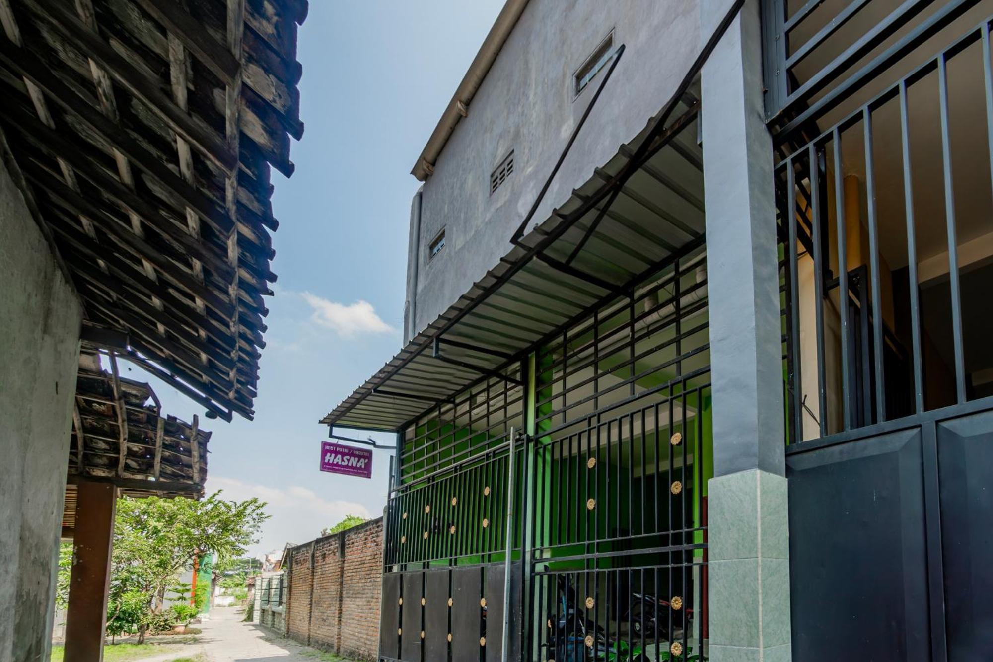 Spot On 93967 Hasna Guest House Syariah Kediri  Exterior foto