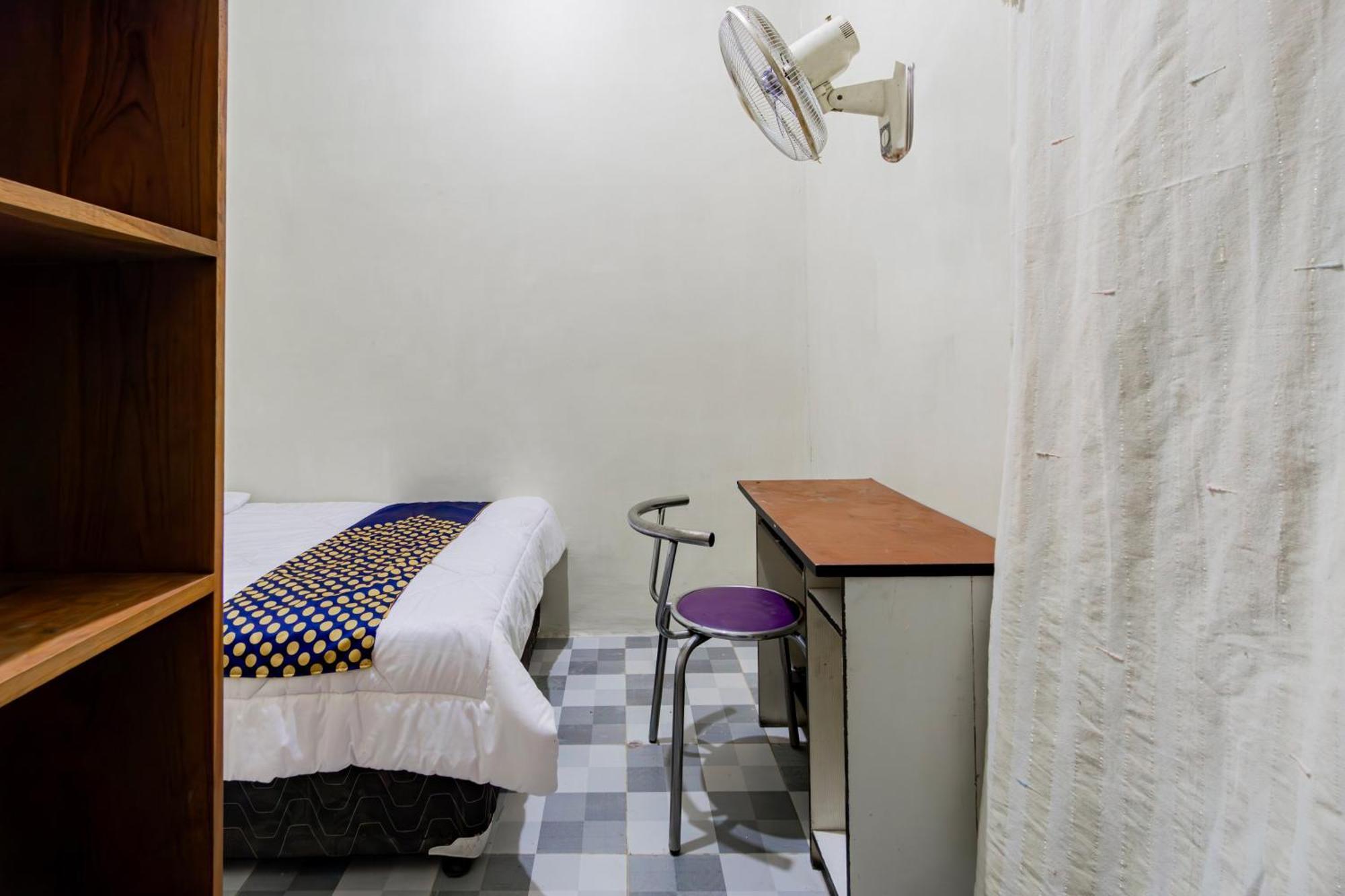 Spot On 93967 Hasna Guest House Syariah Kediri  Exterior foto