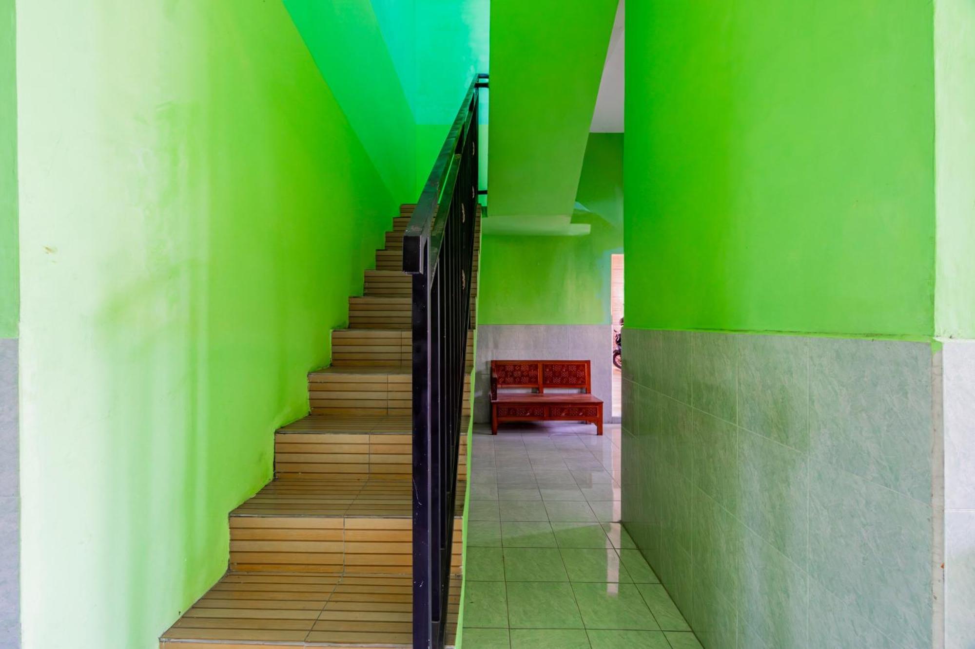 Spot On 93967 Hasna Guest House Syariah Kediri  Exterior foto
