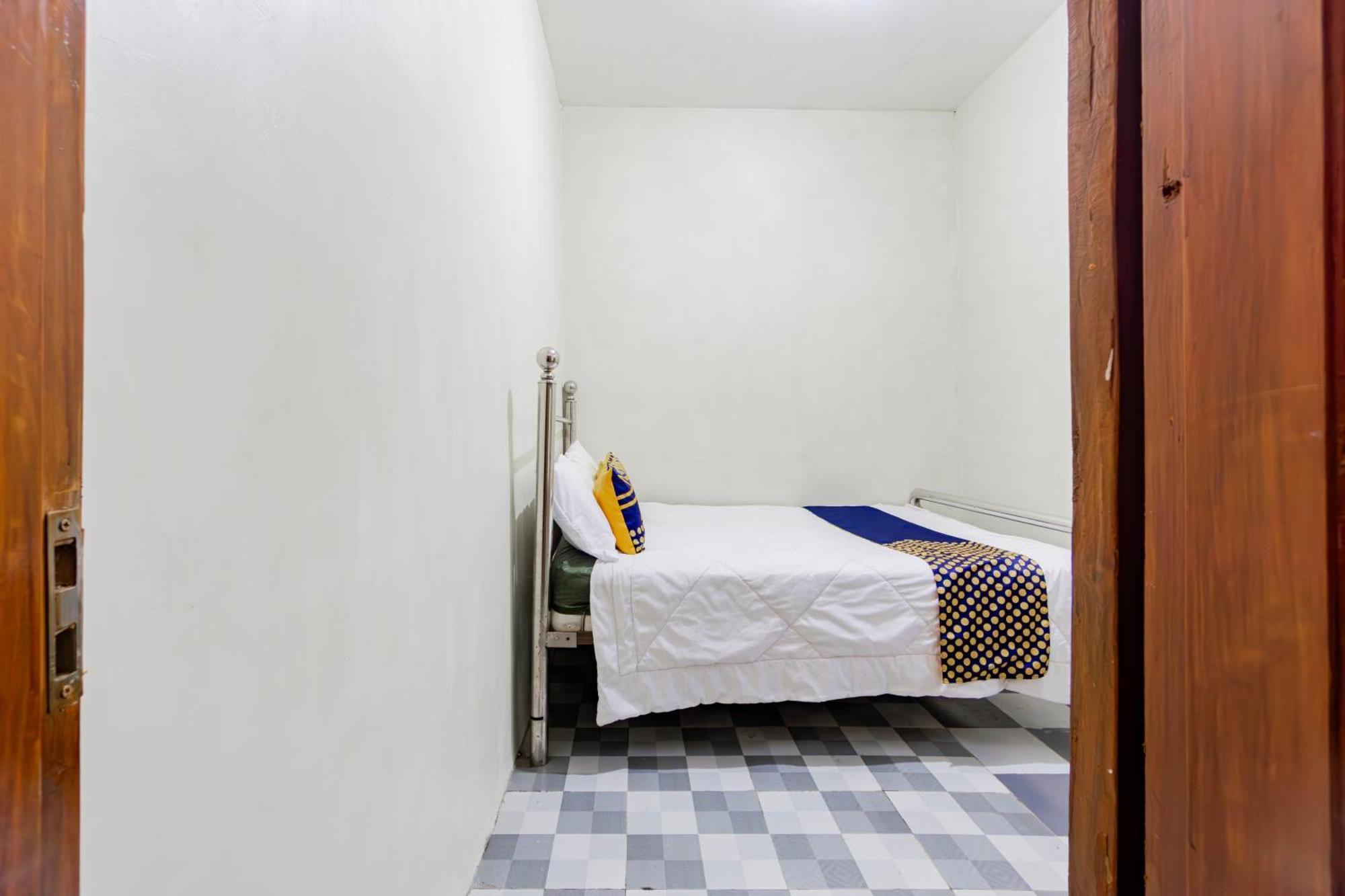 Spot On 93967 Hasna Guest House Syariah Kediri  Exterior foto