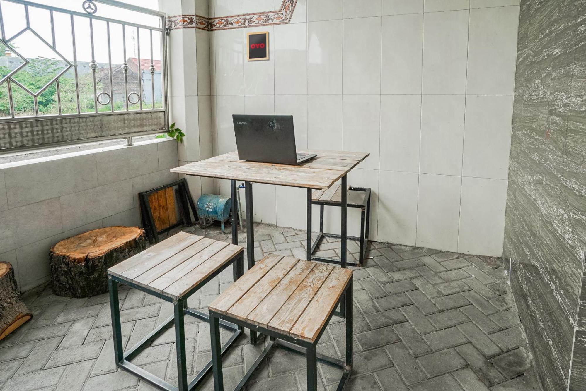 Spot On 93967 Hasna Guest House Syariah Kediri  Exterior foto