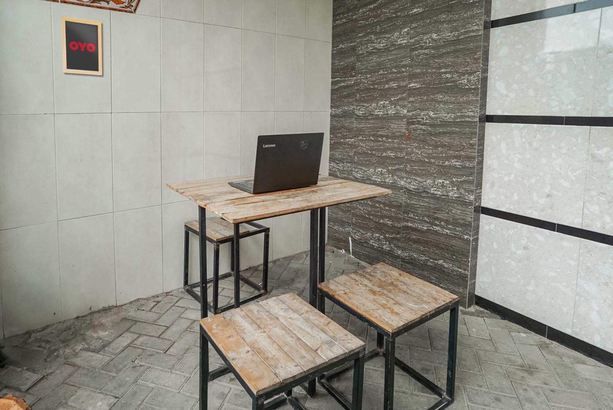 Spot On 93967 Hasna Guest House Syariah Kediri  Exterior foto