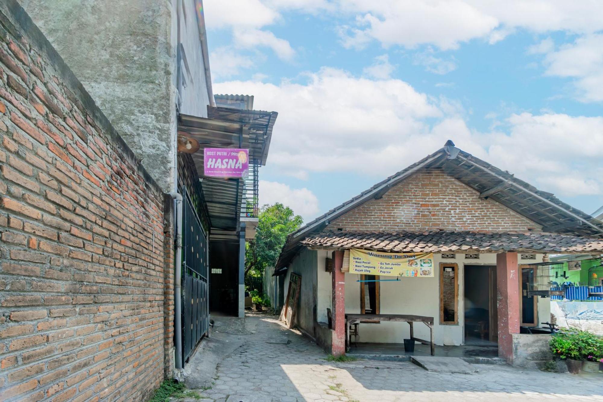 Spot On 93967 Hasna Guest House Syariah Kediri  Exterior foto